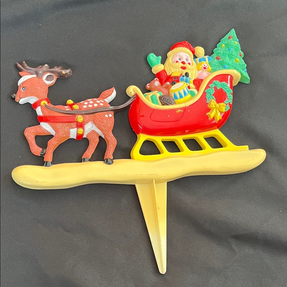 Vtg 1992 Art Line Christmas Yard Stake SANTA SLEIGH REINDEER Molded Plastic